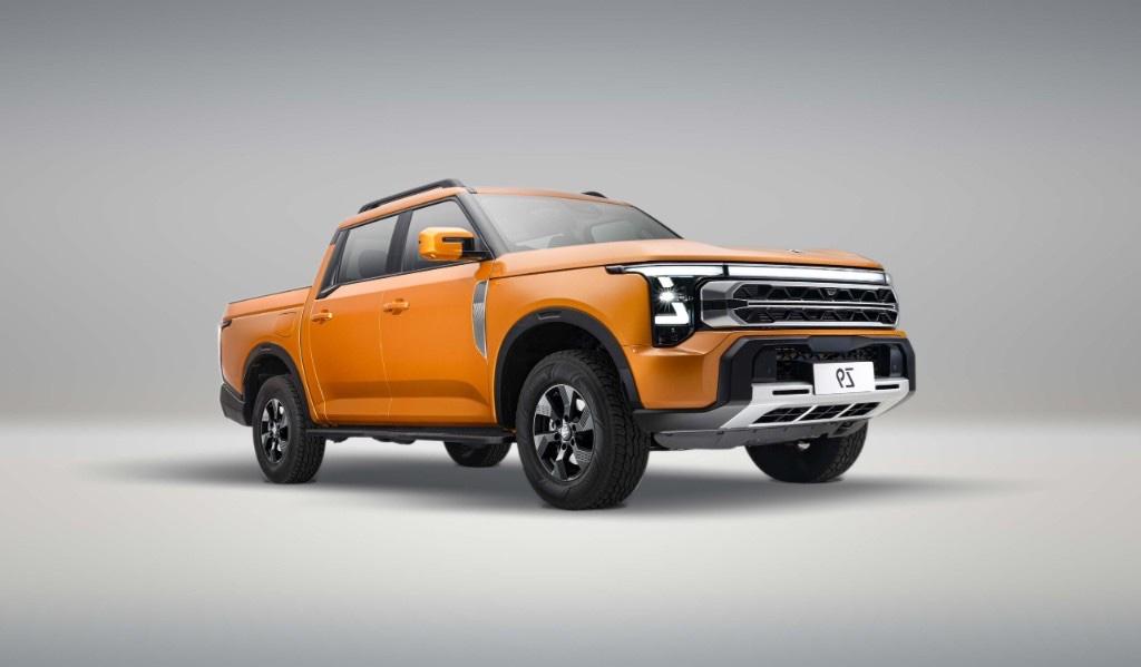 Dongfeng Z9 pickup in orange, studio three-quarter view